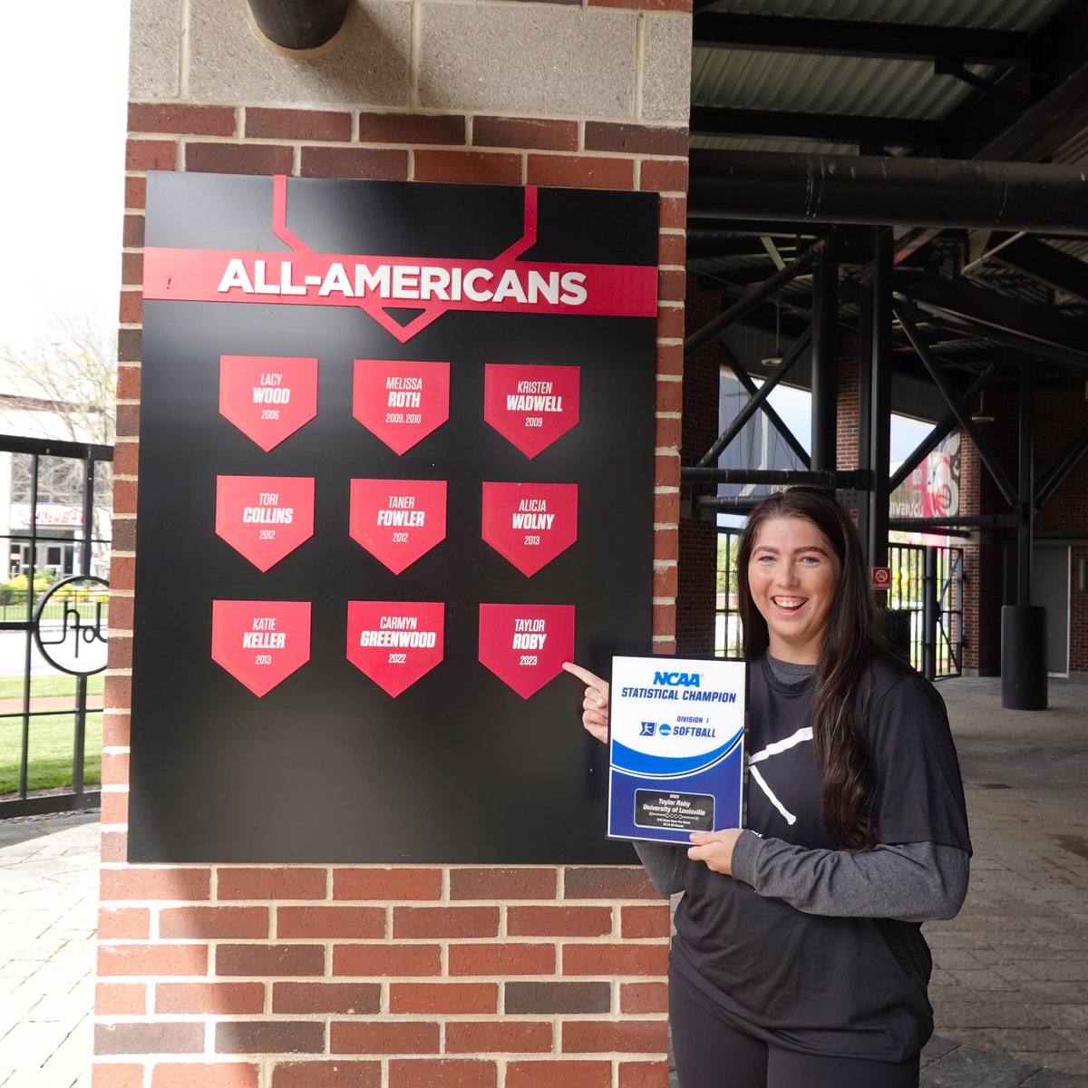 The home run queen stopped by to pick up some hardware 👑

#GoCards