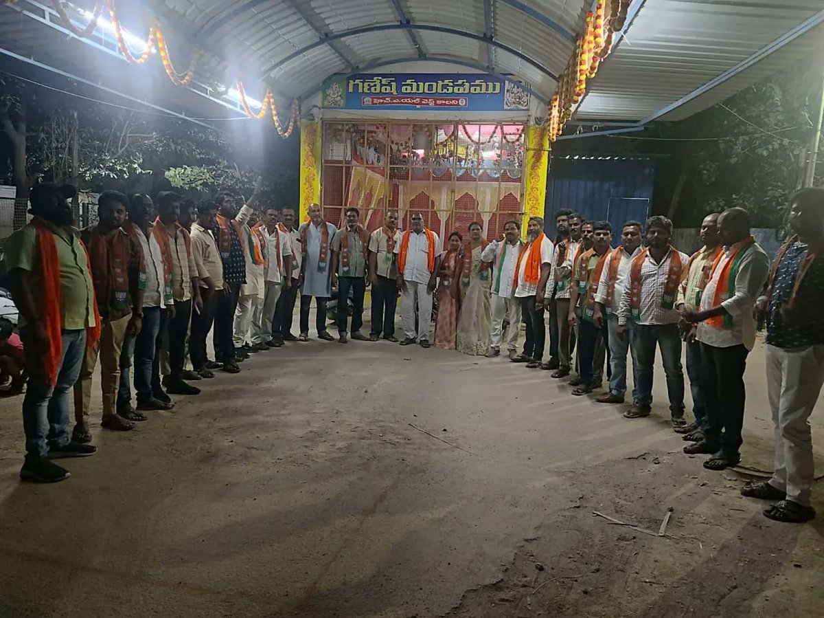 assembly90656's tweet photo. 125 డివిజన్  పరిధిలోని  HAL కాలనీ లో భాజపా అభ్యర్థి శ్రీ కూన శ్రీశైలం గౌడ్ అన్న గారికి ఓటు వేసి భారీ మ���జార్టీతో గెలిపించాలని ప్రచారం నిర్వహించడం జరిగింద#KCRFailedTelangana #kpvfailedquthbullapur #VivekFailedQuthbullapur
#Quthbullapurconstituency
#kunasrisailamgoudforQuthbullapur https://t.co/59DlMtQPNT