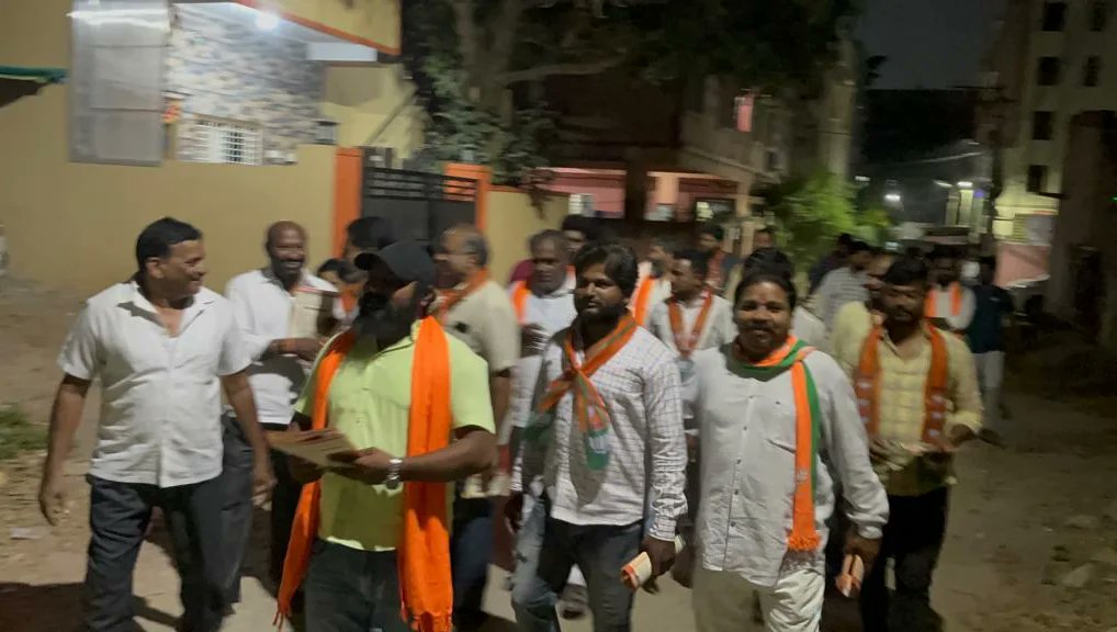 assembly90656's tweet photo. 125 డివిజన్  పరిధిలోని  HAL కాలనీ లో భాజపా అభ్యర్థి శ్రీ కూన శ్రీశైలం గౌడ్ అన్న గారికి ఓటు వేసి భారీ మ���జార్టీతో గెలిపించాలని ప్రచారం నిర్వహించడం జరిగింద#KCRFailedTelangana #kpvfailedquthbullapur #VivekFailedQuthbullapur
#Quthbullapurconstituency
#kunasrisailamgoudforQuthbullapur https://t.co/59DlMtQPNT