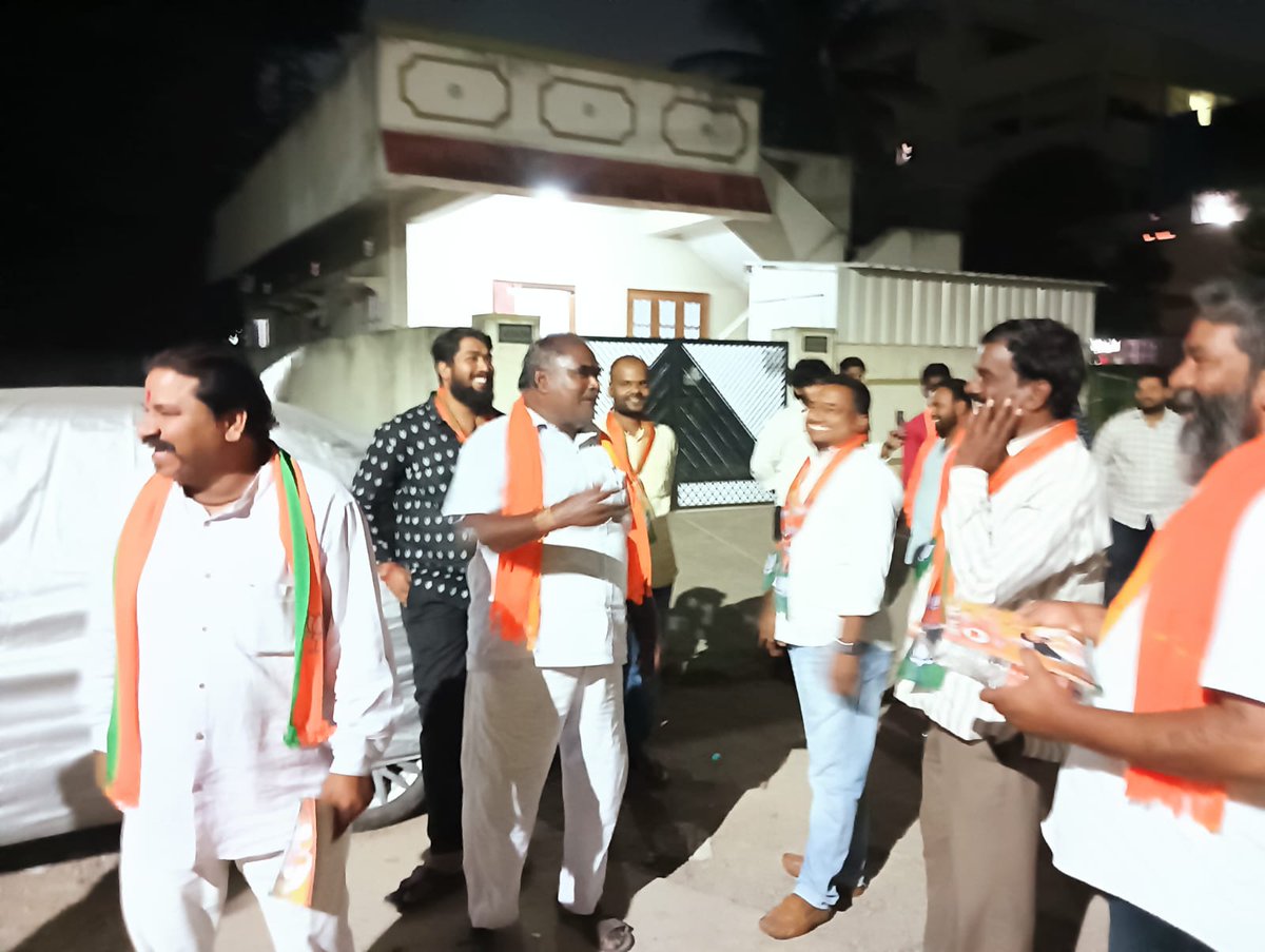 assembly90656's tweet photo. 125 డివిజన్  పరిధిలోని  HAL కాలనీ లో భాజపా అభ్యర్థి శ్రీ కూన శ్రీశైలం గౌడ్ అన్న గారికి ఓటు వేసి భారీ మ���జార్టీతో గెలిపించాలని ప్రచారం నిర్వహించడం జరిగింద#KCRFailedTelangana #kpvfailedquthbullapur #VivekFailedQuthbullapur
#Quthbullapurconstituency
#kunasrisailamgoudforQuthbullapur https://t.co/59DlMtQPNT