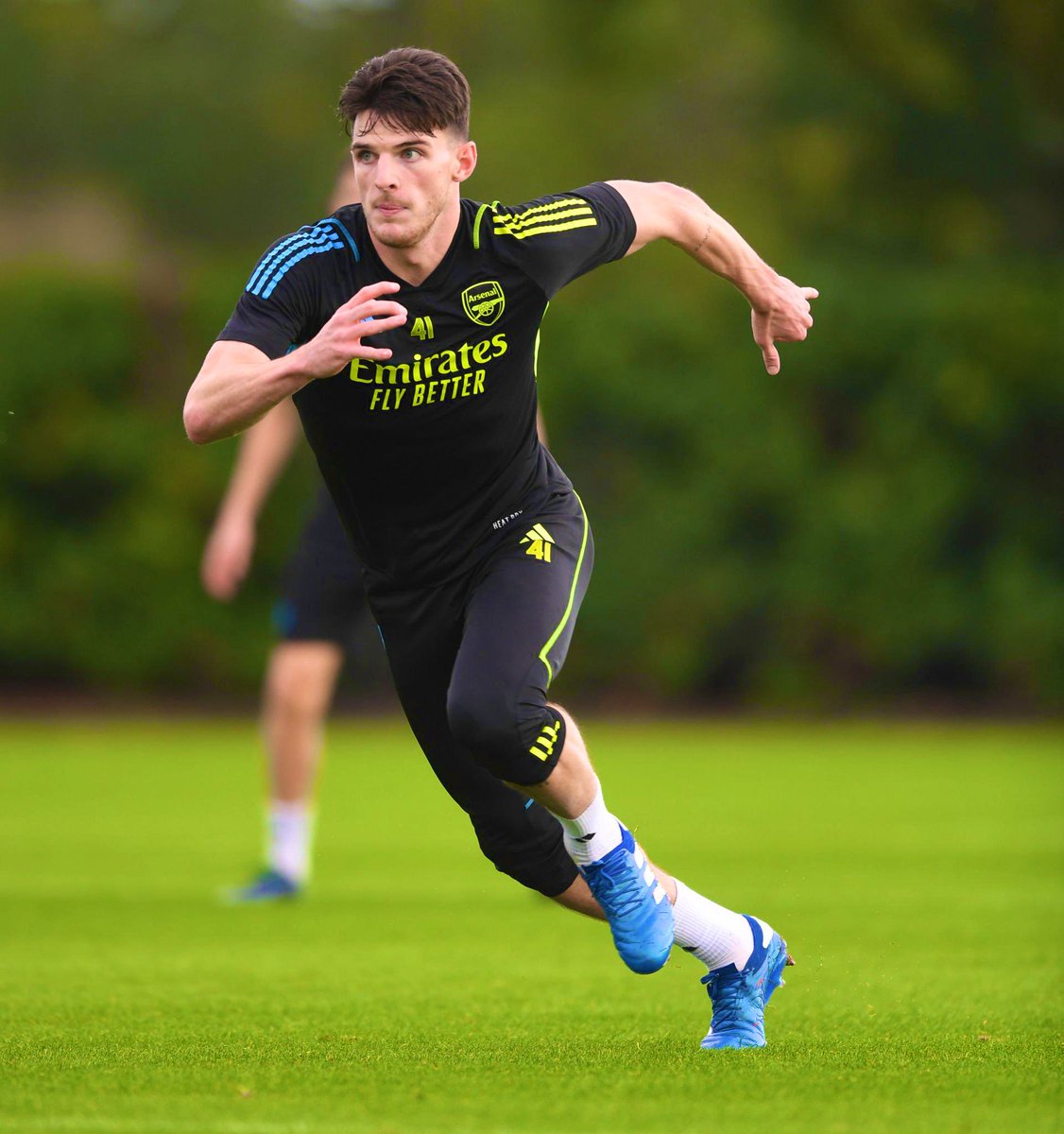 ArsenalN7's tweet image. 💫 Physical specimen with a footballing brain. Rice is immaculate. The complete midfielder