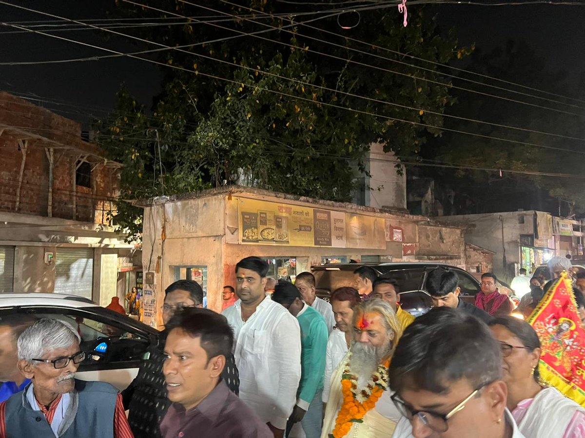 AkashSharmaINC's tweet photo. रायपुर टिकरापारा में आज महाराज जी श्री राम सुंदर दास जी के साथ जनता के बीच पहुंच कर कांग्रेस के पक्ष में वोट की अपील की। https://t.co/74v4EOuJ18