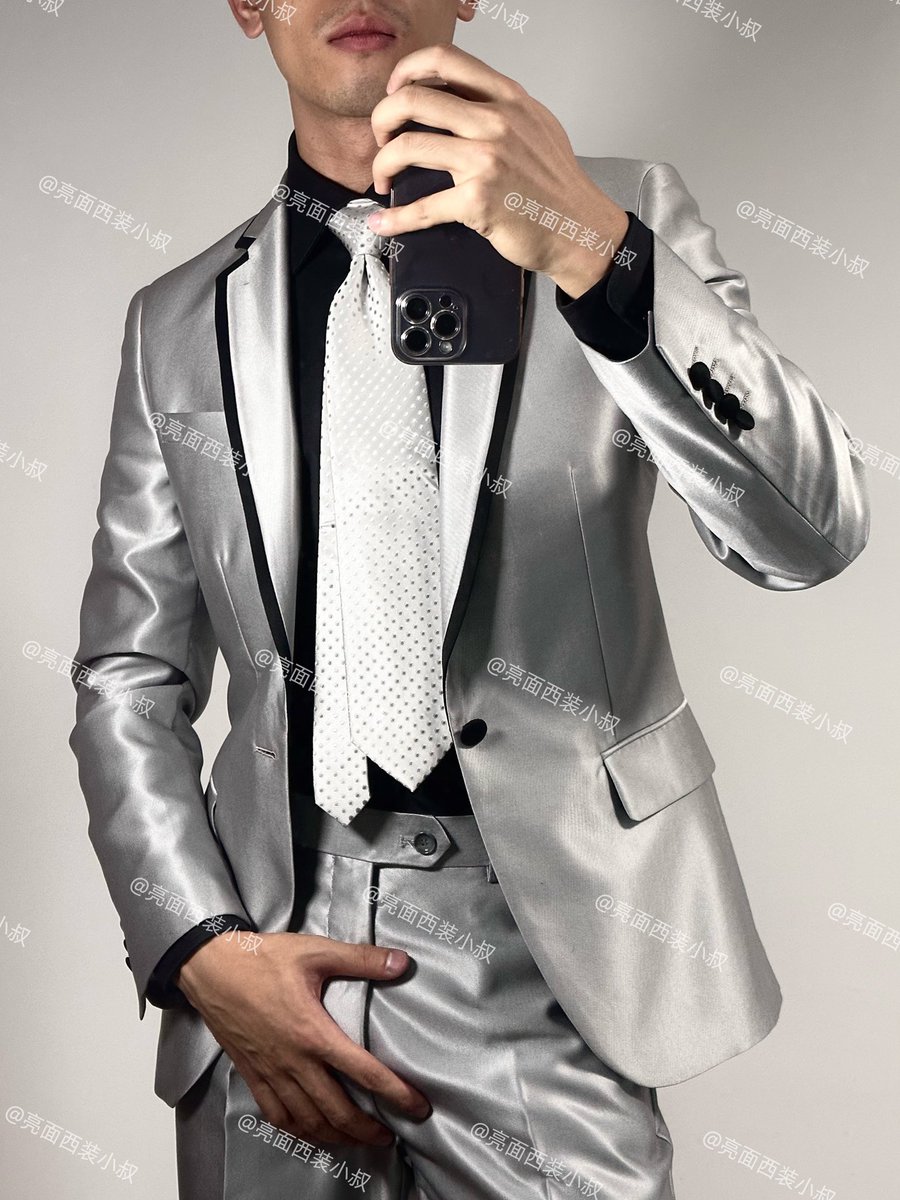 Shinysuit_man's tweet photo. 好像喜欢的人不多👀😤
#suit #suited #Shinysuit #suitandtie #suitplay #menatplay #suitsup https://t.co/qUUTmLzJnR