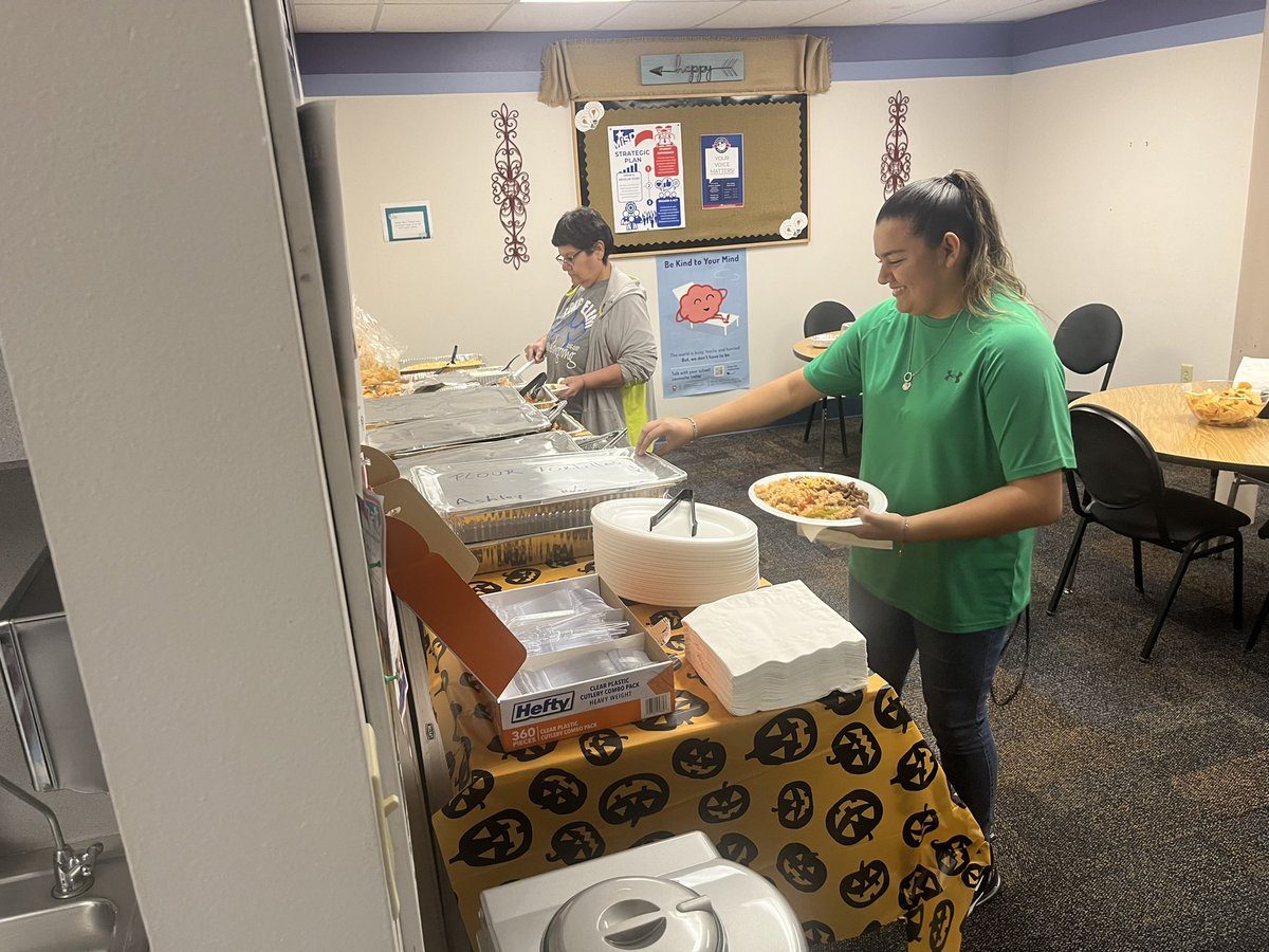 JLPioneers's tweet photo. Today our amazing staff was treated to fajitas by Diamondback Energy.  Thank you Diamondback and Ashley Colquitt for all you do for our campus! https://t.co/5DVl8YaeYZ
