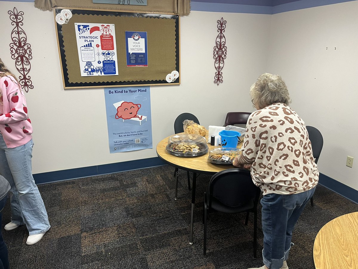 JLPioneers's tweet photo. Today our amazing staff was treated to fajitas by Diamondback Energy.  Thank you Diamondback and Ashley Colquitt for all you do for our campus! https://t.co/5DVl8YaeYZ