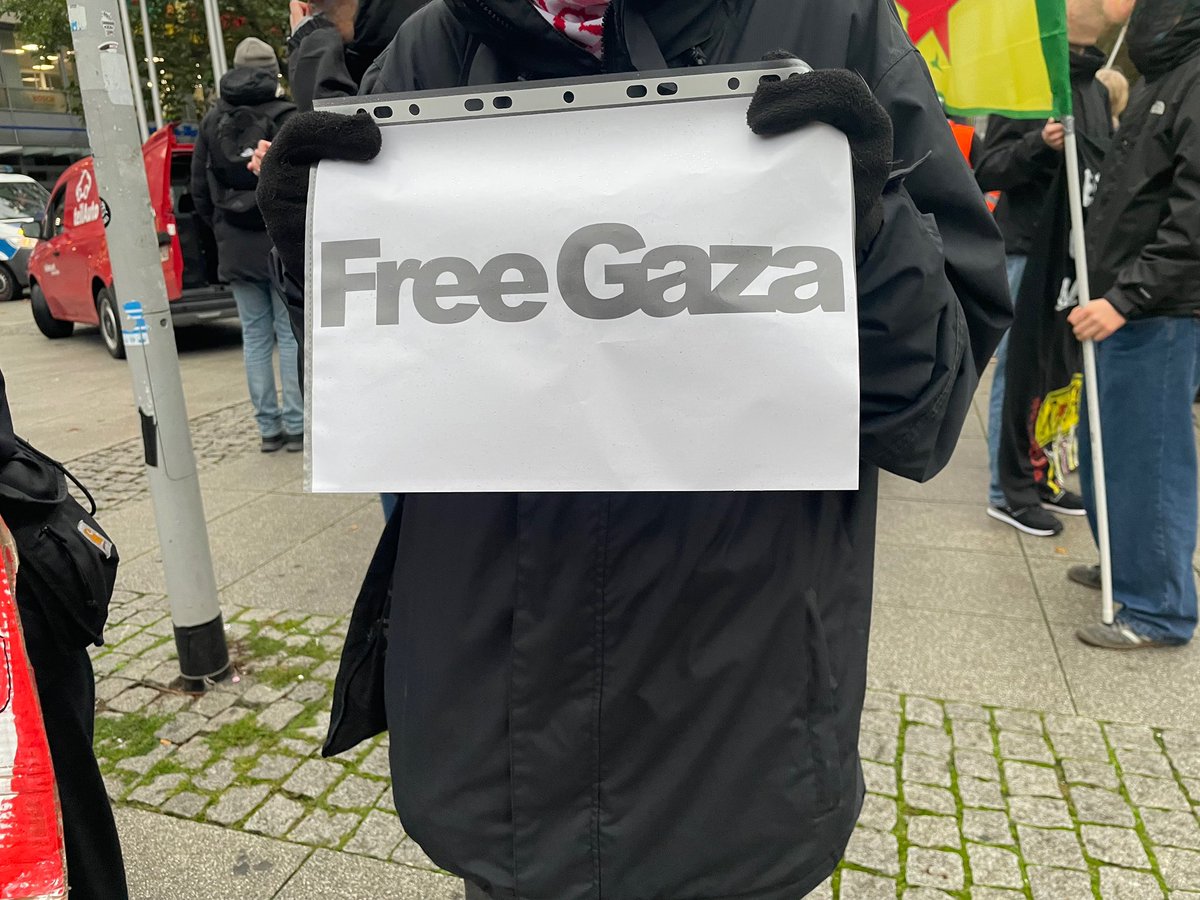 redmedia21's tweet photo. 70 Menschen bei Kurdistan Kundgebung in Magdeburg. Einige Frauen hielten trotz Verbot Schilder hoch auf denen Free/Save Gaza zu lesen war. Aus Protest keine Inhalte zum Krieg Israel gegen Gaza vortragen zu können verließen sie jedoch frühzeitig die Kundgebung 🧵 https://t.co/3y662FI2cK