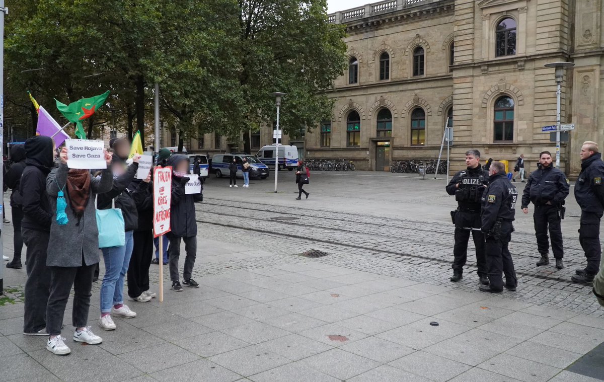 redmedia21's tweet photo. 70 Menschen bei Kurdistan Kundgebung in Magdeburg. Einige Frauen hielten trotz Verbot Schilder hoch auf denen Free/Save Gaza zu lesen war. Aus Protest keine Inhalte zum Krieg Israel gegen Gaza vortragen zu können verließen sie jedoch frühzeitig die Kundgebung 🧵 https://t.co/3y662FI2cK
