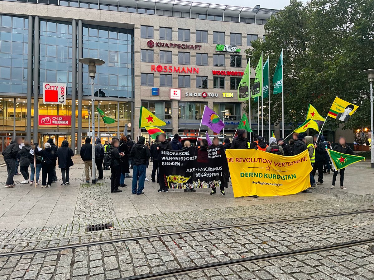 redmedia21's tweet photo. 70 Menschen bei Kurdistan Kundgebung in Magdeburg. Einige Frauen hielten trotz Verbot Schilder hoch auf denen Free/Save Gaza zu lesen war. Aus Protest keine Inhalte zum Krieg Israel gegen Gaza vortragen zu können verließen sie jedoch frühzeitig die Kundgebung 🧵 https://t.co/3y662FI2cK