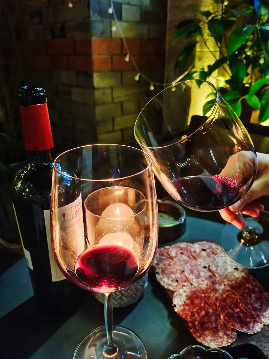 unclelongneck's tweet photo. I'm going to get a little drunk tonight at a lovely wine bar😍🍷 https://t.co/u4mNFWWiGR