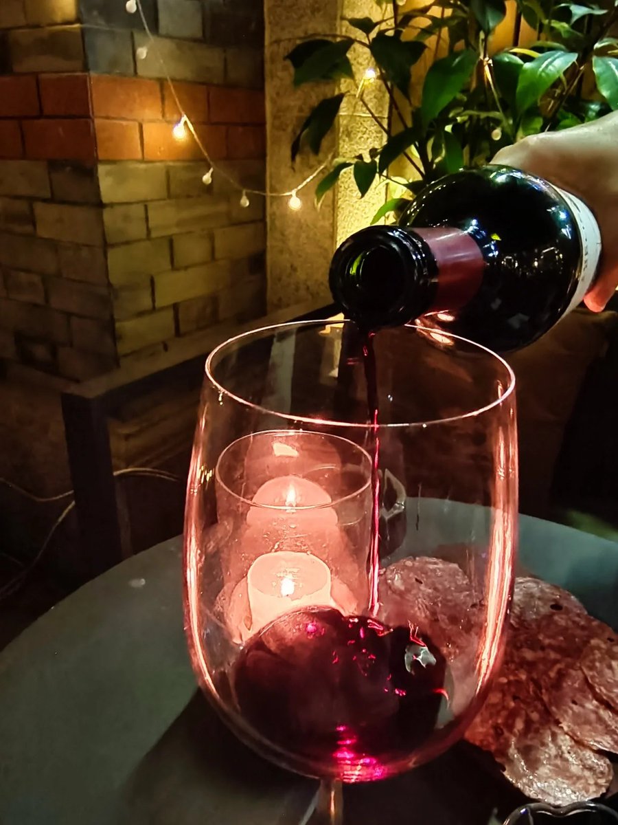 unclelongneck's tweet photo. I'm going to get a little drunk tonight at a lovely wine bar😍🍷 https://t.co/u4mNFWWiGR