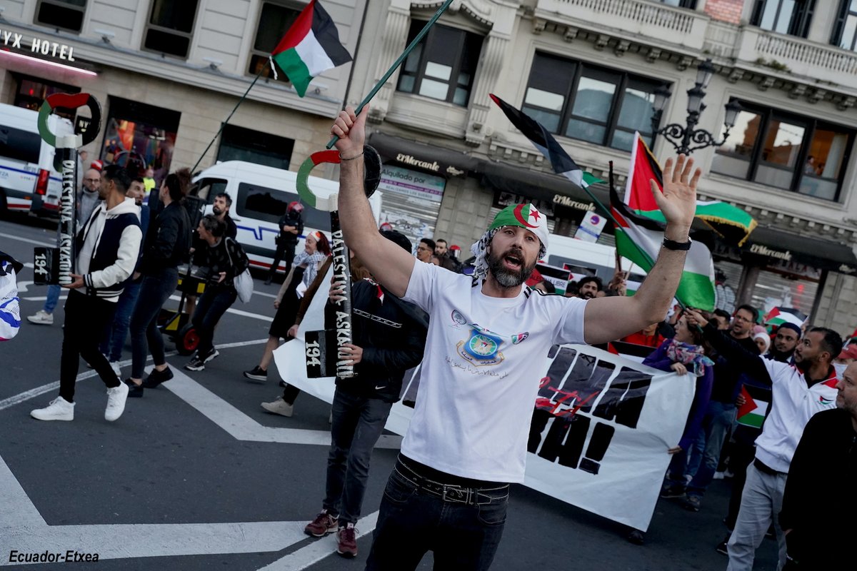 Miles en #Bilbao condenan el genocidio contra el pueblo #palestino 🇵🇸 Más de 4.000 palestinos/as han sido asesinados, más de un tercio niños/niñas 📢<a href="/BDSBizkaia/">BDS Bizkaia</a> ecuadoretxea.org/miles-en-bilba…