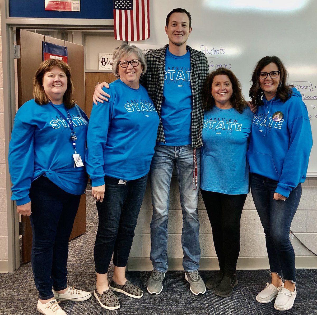 JodiLoseke's tweet image. Showing our support for the Lakeview girls cross country team who are competing at State today for the first time in school history. 💙