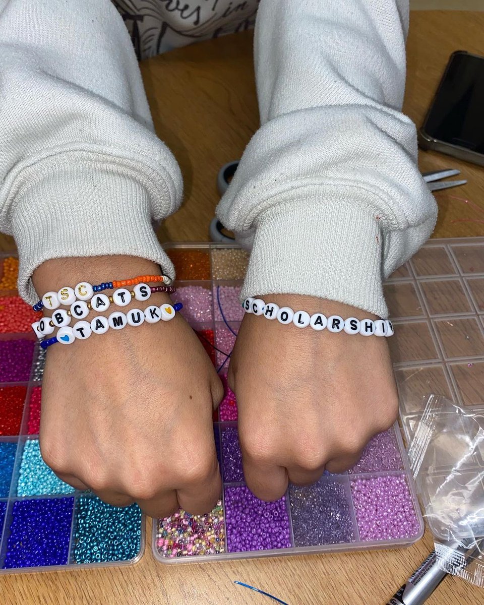 PeerForward's tweet image. It’s #ForwardThinkerFriday! This week’s Forward Thinkers are our Rio Hondo High School Peer Leaders. They created friendship bracelets together that promote college readiness. Super creative, keep it up! 

#forwardthinkers #forwardthinker #peerleaders #peerforward