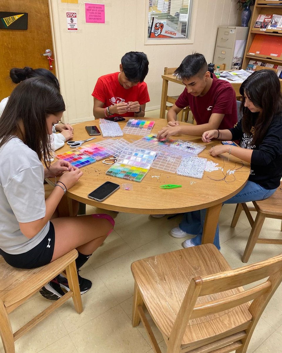 PeerForward's tweet image. It’s #ForwardThinkerFriday! This week’s Forward Thinkers are our Rio Hondo High School Peer Leaders. They created friendship bracelets together that promote college readiness. Super creative, keep it up! 

#forwardthinkers #forwardthinker #peerleaders #peerforward