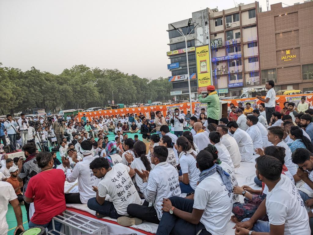 PravinRam_'s tweet photo. ગાંધીનગર સત્યાગ્રહ છાવણી ખાતે યોજાયેલ યુવા અઘિકાર જનસભામા હાજરી આપી યુવાનોને જ્ઞાન સહાયક, કોન્ટ્રાક્ટ અને આઉટસોર્સમાં થતા અન્યાયના વિરુદ્ધમાં સરકાર સમક્ષ અવાજ ઉઠાવ્યો @ArvindKejriwal @SandeepPathak04 @GulabMatiala https://t.co/l3zCCoyKfC