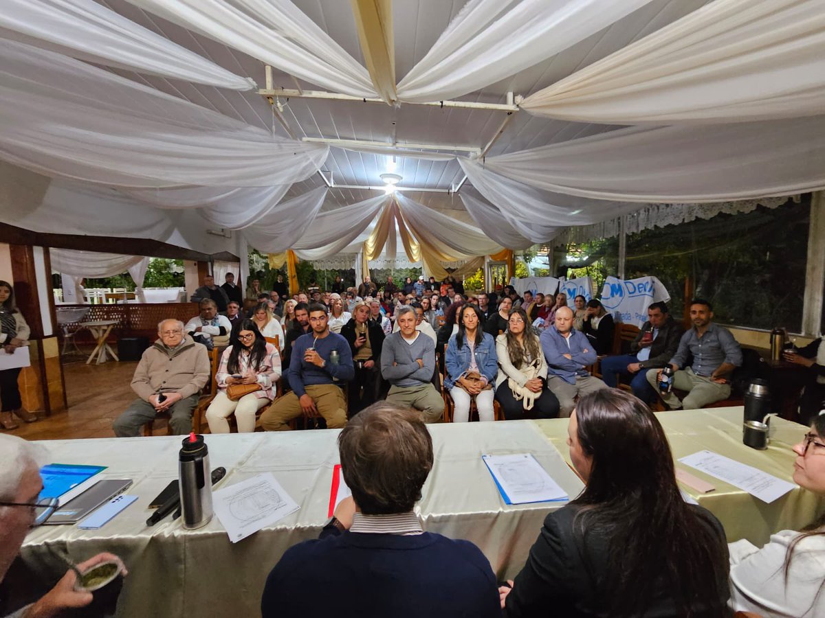 CamiLopezMendez's tweet photo. La @CDJsanjose continúa con el ciclo de sesiones descentralizadas tan necesarias para llegar a cada rincón de nuestro departamento. 
Además, quedó conformada la comisión municipal de jóvenes de CDP, un gran paso para que se sean partícipes de su localidad en primera línea. https://t.co/GFlq9Q6fLh