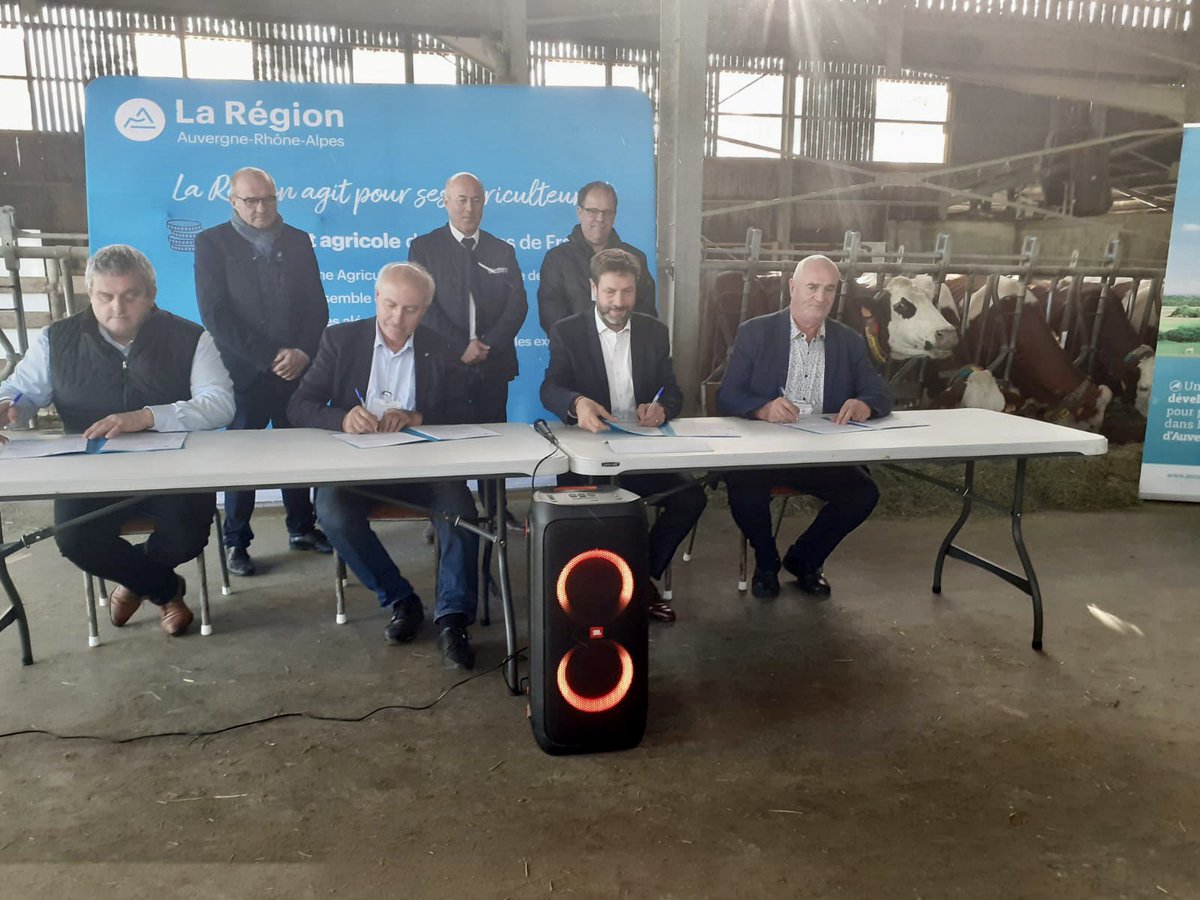 Signature du Plan Régional de Filière avec la Région @auvergnerhalpes au Centre d’Elevage de Poisy @ElevagePoisy pour soutenir la filière laitière à renforcer le dispositif attractivité des métiers via la Charte d’Avenir Bovin Lait du CRIEL, la Ferme Laitière Bas Carbone…