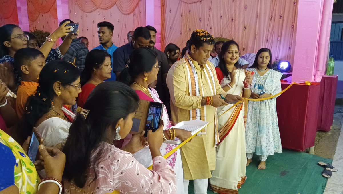 DrSukantaBJP's tweet photo. বালুরঘাটে বিভিন্ন ক্লাবে আজ পুজো উদ্বোধন এবং বস্ত্র বিতরণ করলাম।। https://t.co/GIa0iWe431