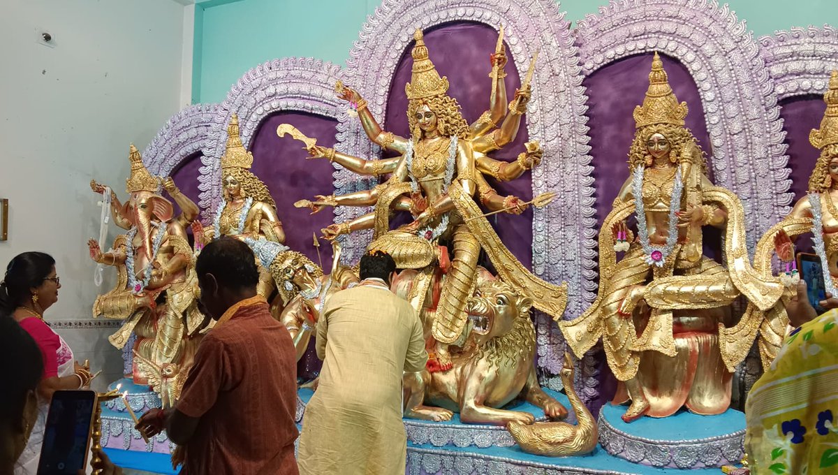 DrSukantaBJP's tweet photo. বালুরঘাটে বিভিন্ন ক্লাবে আজ পুজো উদ্বোধন এবং বস্ত্র বিতরণ করলাম।। https://t.co/GIa0iWe431