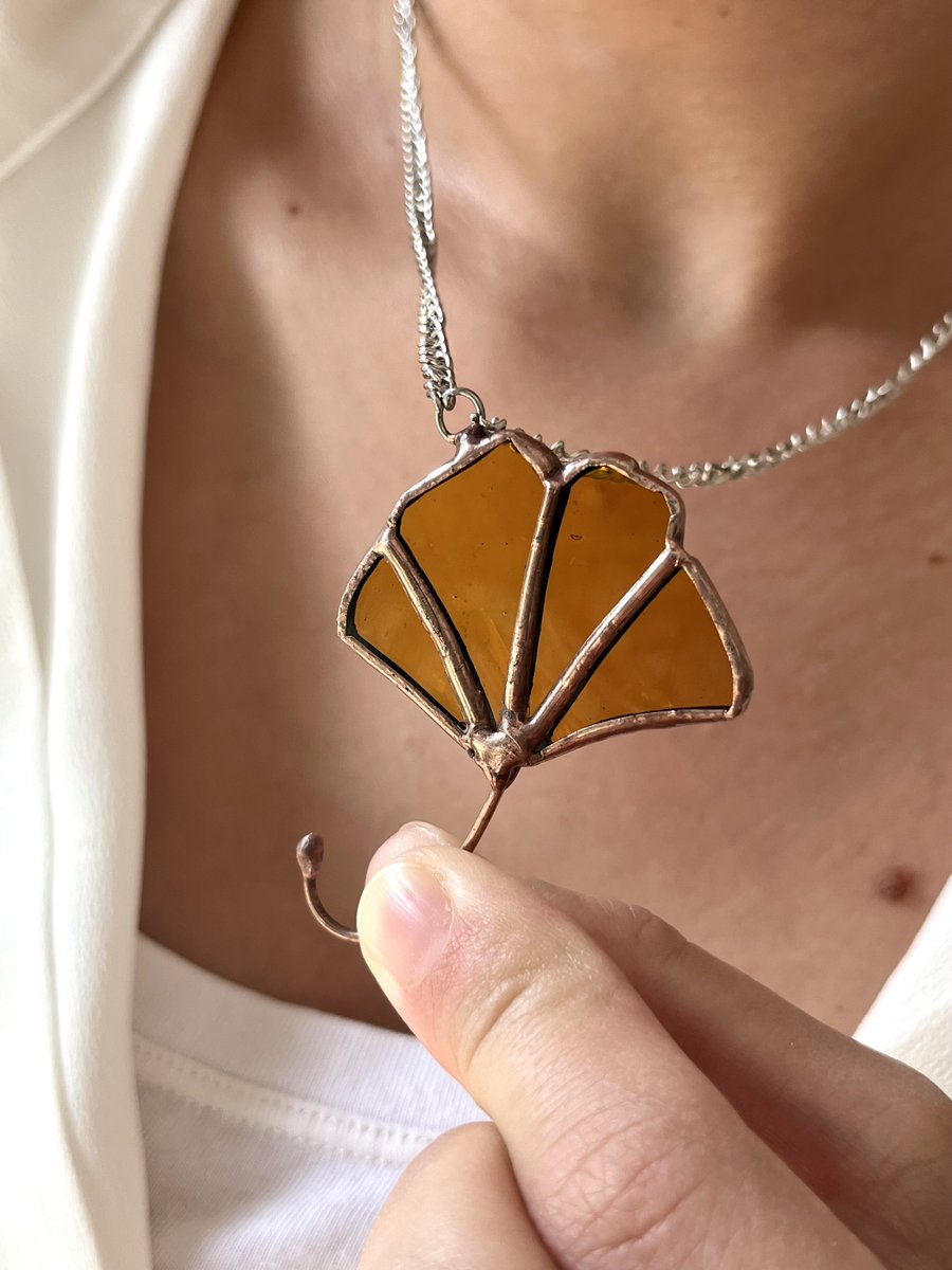 Stained glass Gingko pendant necklace: etsy.me/3rQTaEd
#handmade  #CraftBizParty #shopindie #FestiveEtsyFinds #UKMakers #etsyhandmade