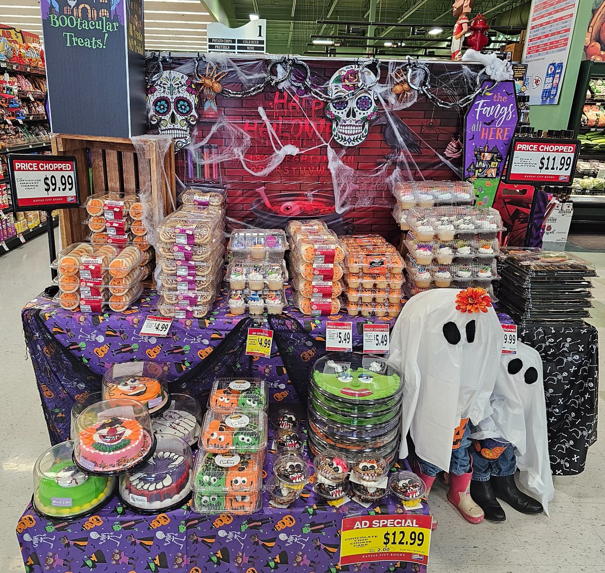 RaymorePC's tweet image. BOO!!

Spooky season is officially here and we've got the treats to prove it.

Stop in to your local Price Chopper and pick up your snacks for the Halloween party!