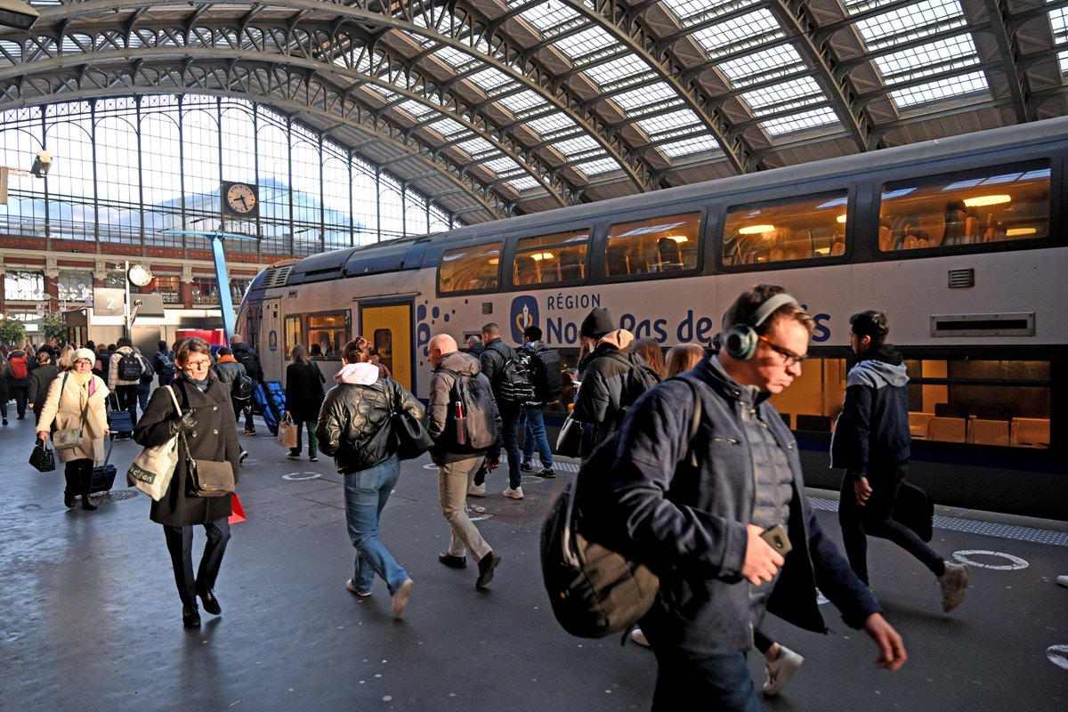 MetropoleLille's tweet photo. @CommunedeSeclin @LMH_officiel 🚄 Le #ConseilMEL vote des études préalables au projet de Service Express Régional Métropolitain en collaboration avec l’État, la région @hautsdefrance et @SNCFReseau.
🎯 Objectif ? Doubler la fréquence des TER.
👀 https://t.co/TV3e7sonLH @prefet59 https://t.co/g0jlaPnC8t