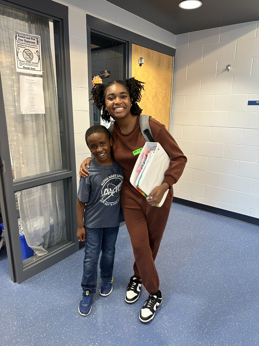 BattleAVID's tweet photo. We loaded up the small bus bright &amp; early this morning to celebrate our favorite #TrustyHuskies at their @AVID4College Binder Bash! It was so fun seeing our high schoolers celebrate organization skills and share their own binders with these all-stars. Keep it up, @AHLHuskies!! https://t.co/jc45T6FJUM