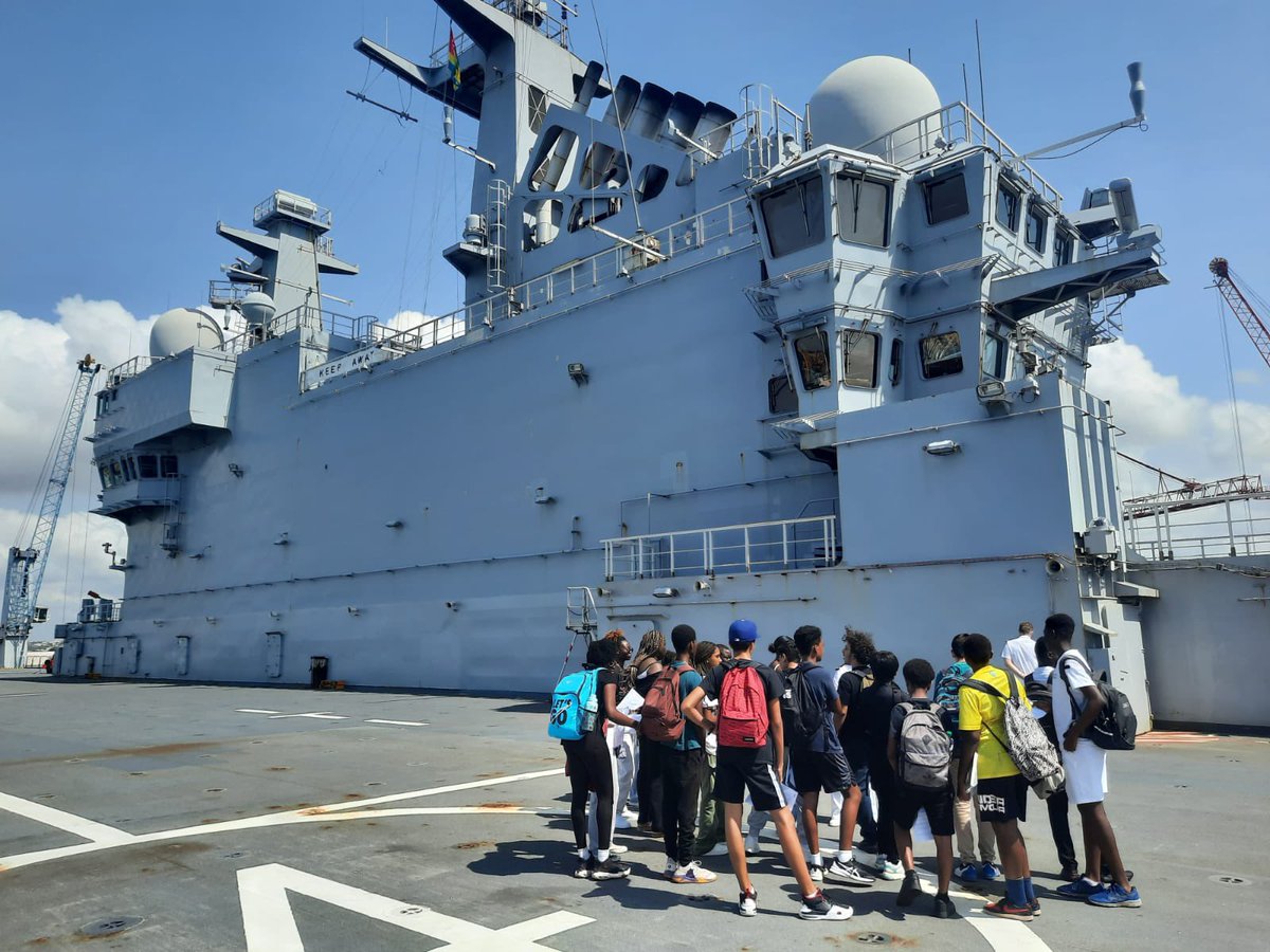LabordeChristo1's tweet photo. Merci à la mission de d��fense de l’Ambassade de France au Togo d’avoir permis à nos élèves de 3eme et Première de visiter aujourd’hui le porte hélicoptère amphibie Mistral au port de Lomé. 
Une très belle opportunité. 
@Franceautogo @aefeinfo https://t.co/q8PoNUvetl