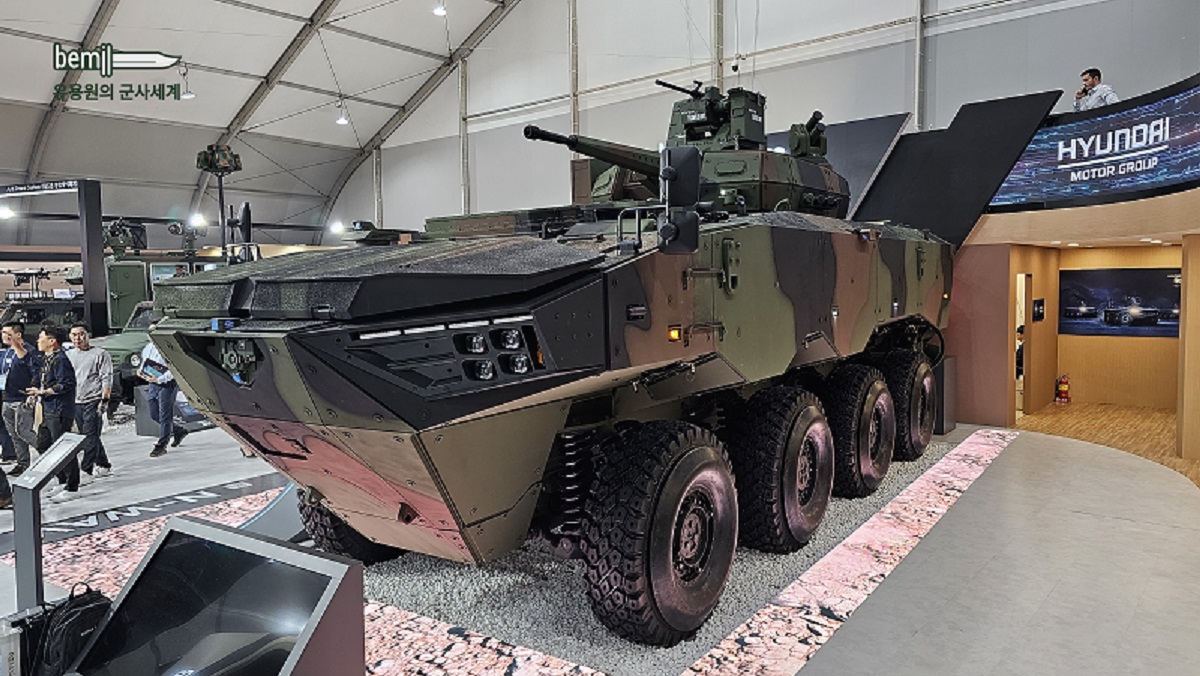 RyszardJonski's tweet image. Comparison of two photos of the Hyundai wheeled IFV 8x8 proposal.
The first from #MSPO2023 and the second from #ADEX2023.
A lot of progress is visible for 6 weeks of work, because a working  metal-made demonstrator has already been exhibited in Seoul.
The turret is most likely…