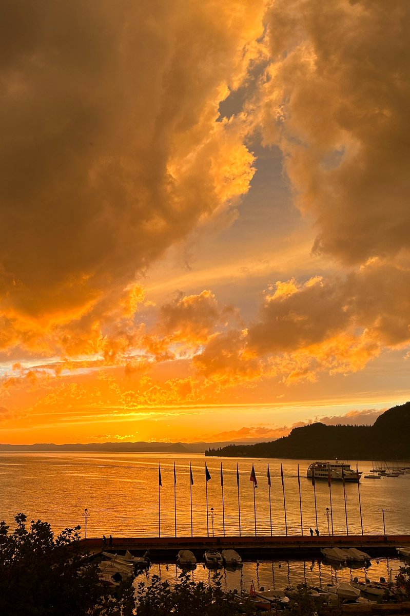 GardaClick's tweet photo. Tramonto d’autunno sul Garda 🧡 https://t.co/cYCaue2Hkx