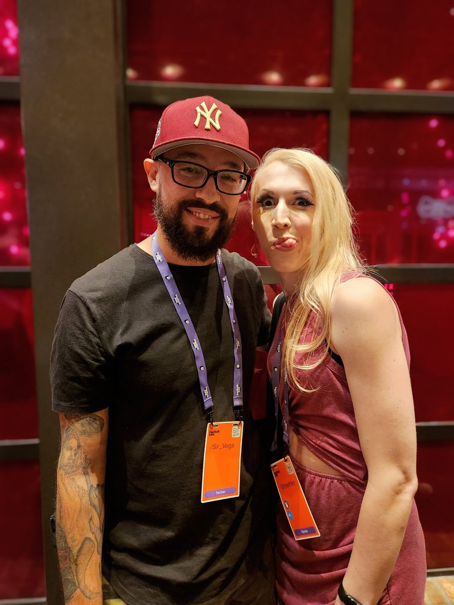 iamSirVega's tweet photo. Look who I ran into! @SmashleyTwitch
#Twitch #TwitchConVegas #twitchon #NewWorldMMO #NewWorldGame #LasVegas #TwitchConLasVegas #PartnerParty https://t.co/WohSpZqtix