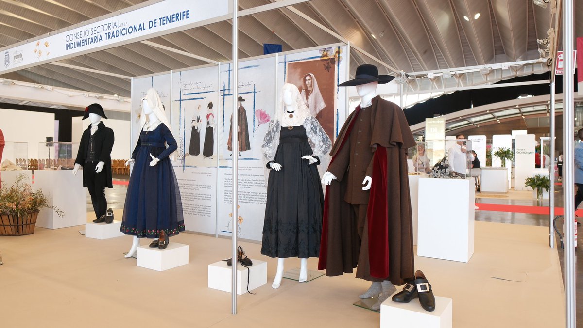 IndumentariaTfe's tweet photo. #EXPOSICIÓN #Indumentaria #Tradicional sobre trajes de novia de finales s.XVIII principios s.XIX en el marco de la Feria #Feboda 2023
Una oportunidad única de conocer cómo se ataviaban nuestros antepasados con motivo de las celebraciones de las bodas en las #IslasCanarias https://t.co/n9Bl0Feqt4