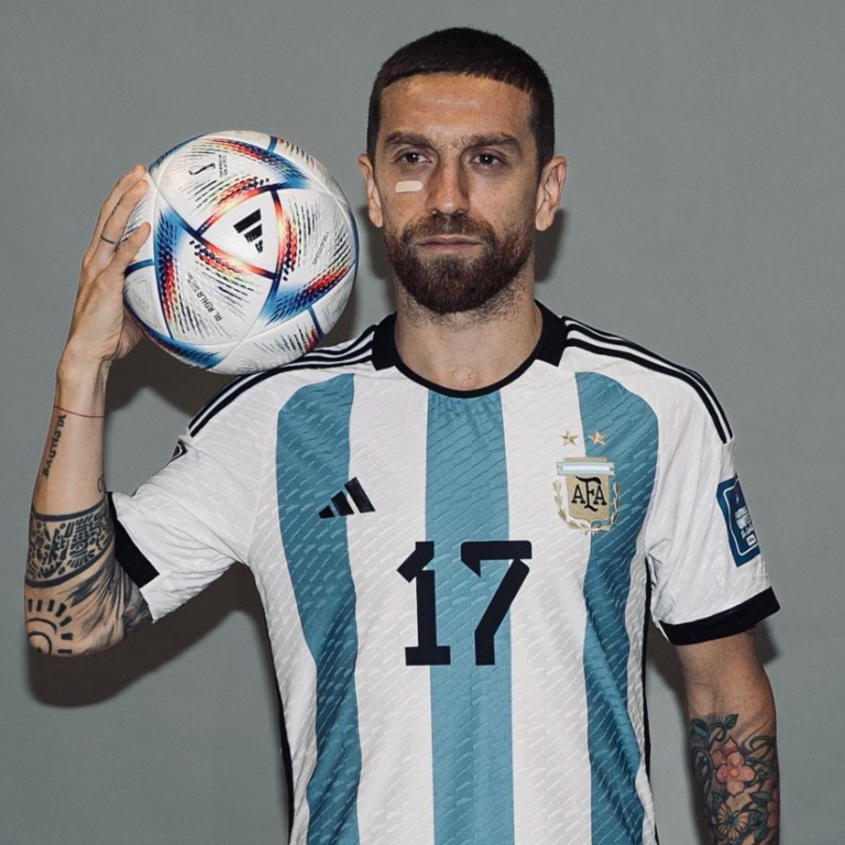 InvictosSomos's tweet photo. ¡¡LA CARRERA DEL PAPU GÓMEZ PODRÍA TERMINAR!! Según informó Relevo, El Papu Gómez dio POSITIVO en un control antidoping de noviembre de 2022. El argentino era jugador del Sevilla. De acuerdo a la versión del futbolista, tras una mala noche, tomó el jarabe de uno de sus hijos sin consultar a los médicos del club y esto terminó en el resultado adverso.

La sanción sería de 2 AÑOS DE SUSPENSIÓN. Si este castigo se hace efectivo, el periodista Gastón Edul compartió que Alejandro, de 35 años de edad, se retirará del fútbol profesional.
