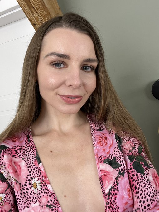 Guys how do you like it more with or without makeup?🥰☺️ https://t.co/mzH3N4zmHt