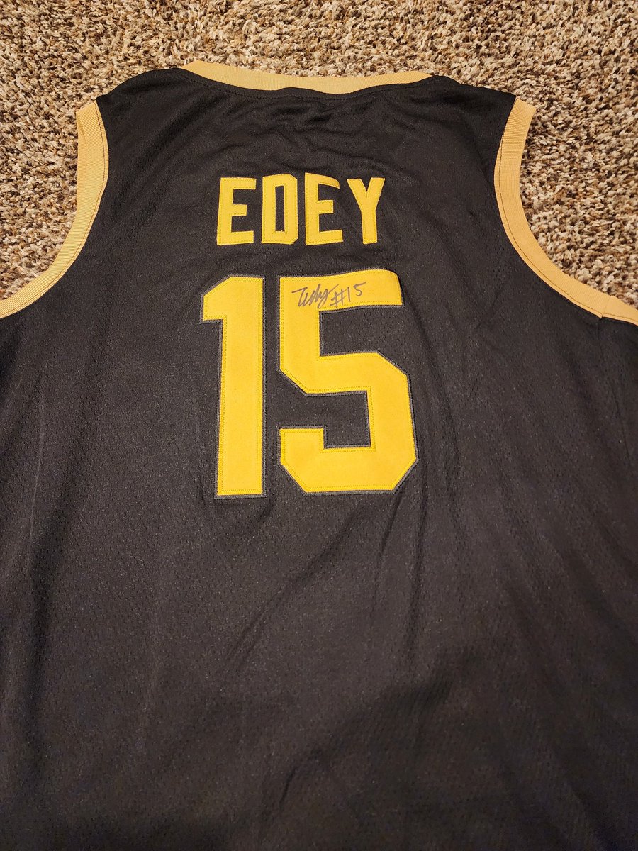 🚨Giveaway time!!!🚨

Want to win an autographed Zach Edey jersey?!?! Follow these 2 rules:

1) Follow <a href="/BoilersInStands/">Boilers In The Stands</a>
2) Retweet this tweet

It's that simple! And make sure you follow along all season for some great Purdue Men's Basketball Coverage!

#BoilerUp