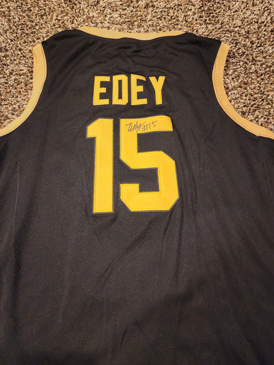 🚨Giveaway time!!!🚨 Want to win an autographed Zach Edey jersey?!?! Follow these 2 rules: 1) Follow @BoilersInStands 2) Retweet this tweet It's that simple! And make sure you follow along all season for some great Purdue Men's Basketball Coverage! #BoilerUp