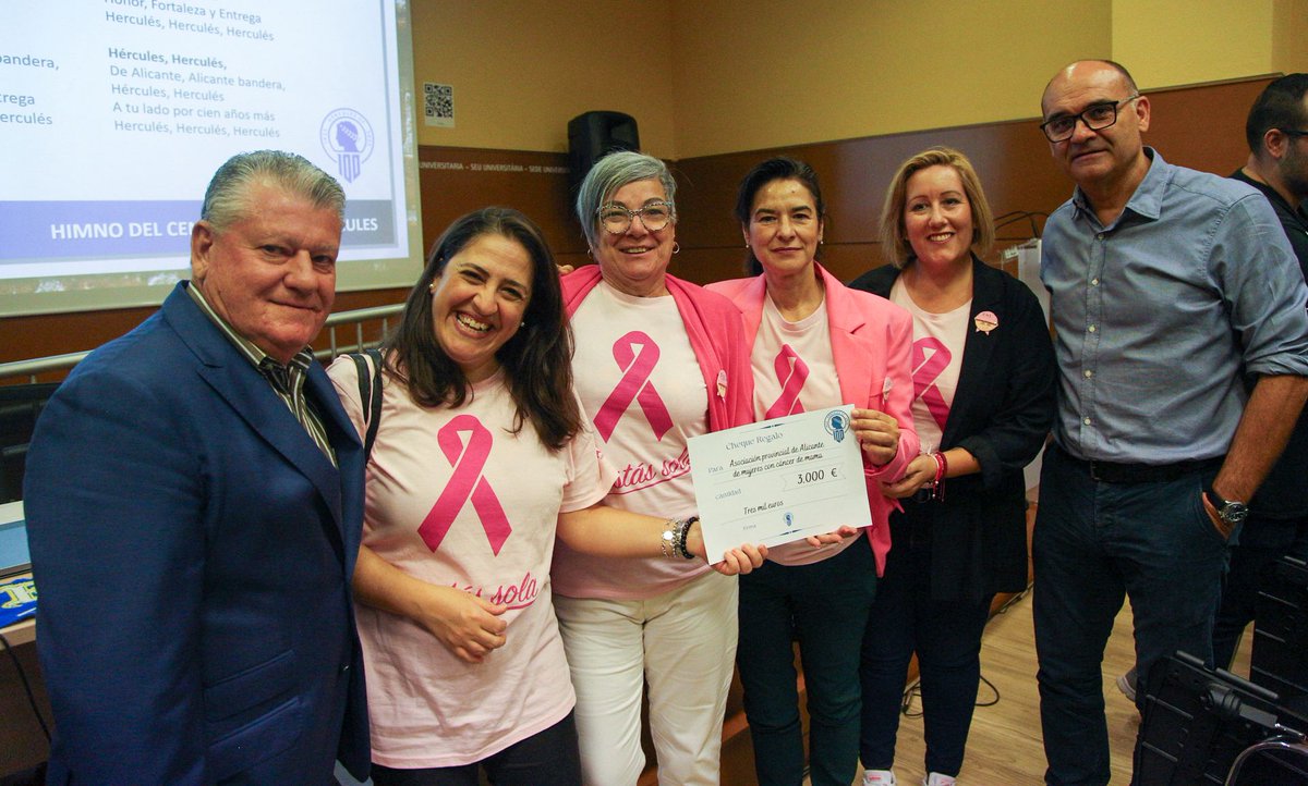 cfhercules's tweet photo. 🔵 La comisión del Centenario del Hércules entregó ayer un cheque de 3.000€ a la Asociación Provincial de Alicante de Mujeres con Cáncer de Mama

💙 #MachoHércules 🤍 https://t.co/JRlX8vbnjz