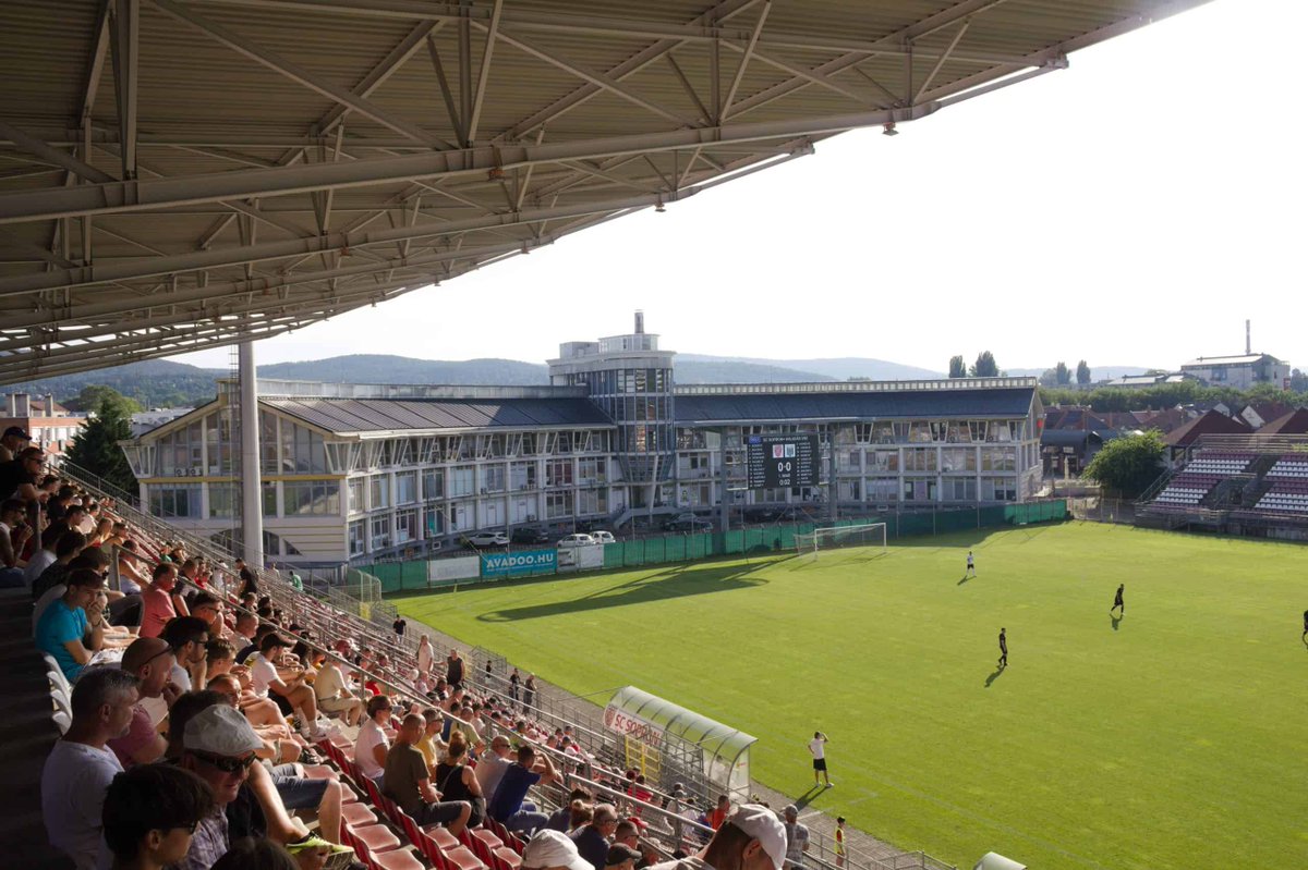 indehekken's tweet photo. Even naar adem happen. Een vermoorde hoofdtrainer, Europees voetbal, een faillissement en nieuwe doorstart. En dat in een fabelachtig stadion met een verwaarloosd winkelcentrum op de korte zijde. #Sopron #Haladas

https://t.co/H5O5X9vsyO https://t.co/8Utps19bEh