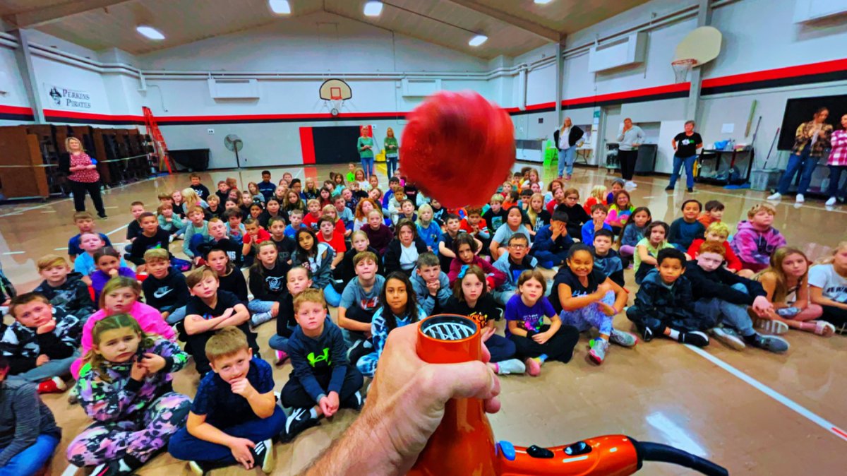 STEMLabOnTheGo's tweet photo. Fun, hanging out, with these kids, at Meadowlawn Elementary School, in Sandusky, OH.

#HookedOnScience #MrScience #OHSTEM #STEM #Science #TravelingScientist https://t.co/mpdaKLqJW1