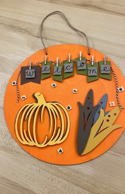 BrookfieldPL's tweet image. Check out these #fall wall hangers members made in our #MakerStudio! You can make #HomeDecor like this for the fall + much more with our 3D Printer, #Glowforge laser cutter, #Cricut, sewing machines, and other crafting supplies in the Maker Studio 🎃