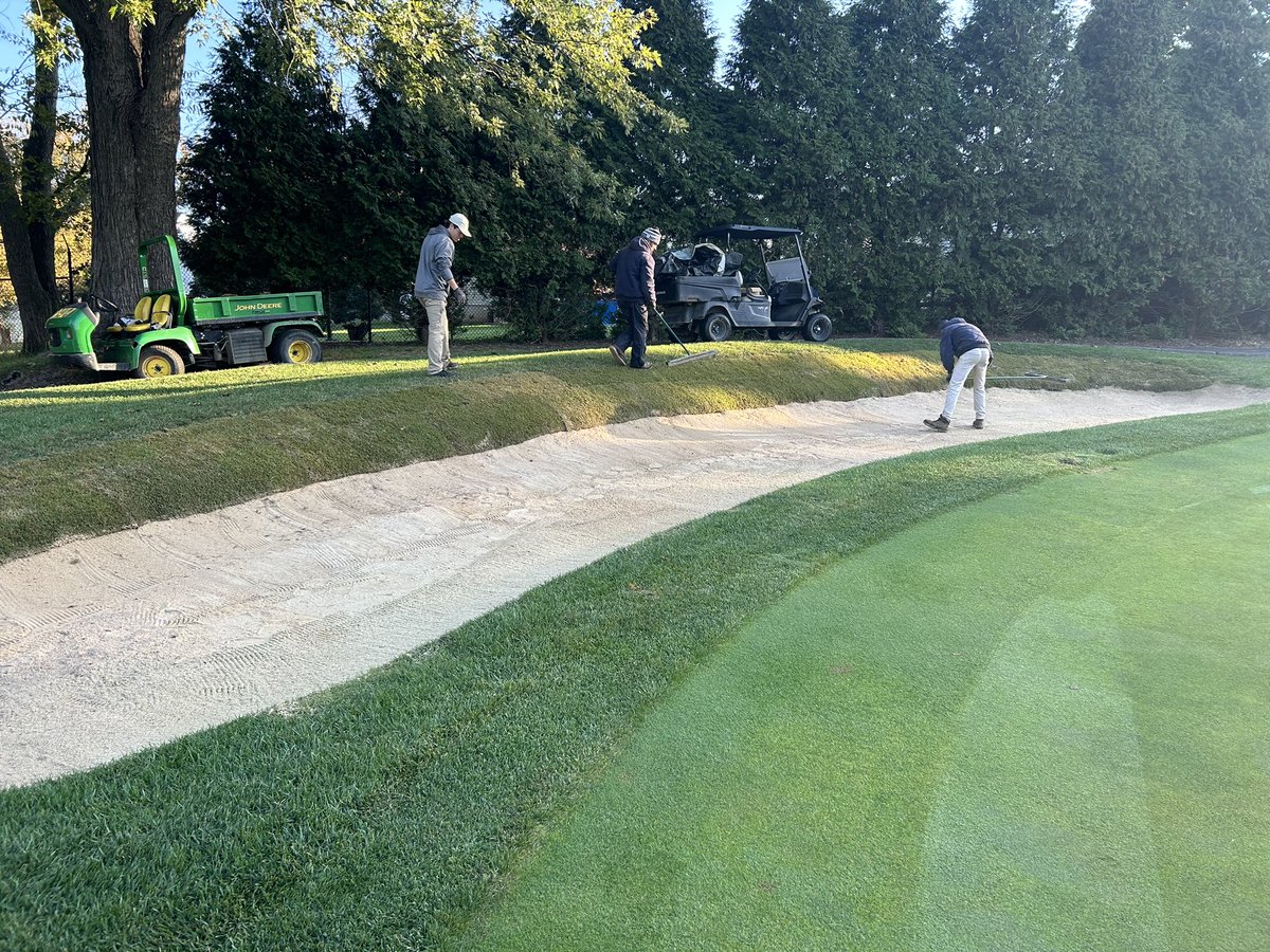 AndrewDooleyGCS's tweet photo. Big week @UnionLeagueGolf #Torresdale applying compost and continuing with replacing south facing bunker faces with Zoysia sod! #turflife #golfcoursemaintenance #fallprojects ⛳️🍁🏌️👍 https://t.co/snBTYdm5h7