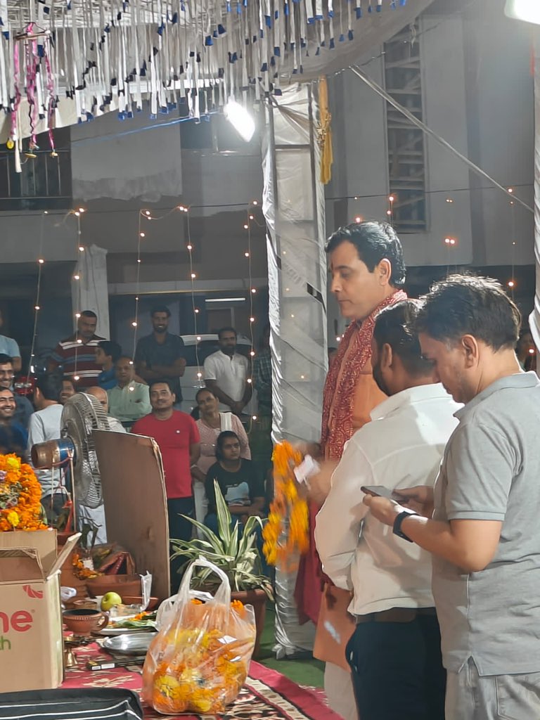 VoiceOfOxyHomez's tweet photo. ऑक्सी निवासियो ने @nkgurjar4bjp जी से आज माँ दुर्गा के दरबार में अपनी वर्षो की समस्या
स्वस्छ पानी की एक छोटी सी मांग को रखा, निवासी आशा करते है कि @nkgurjar4bjp जी सोसायटी के भगीरथ अवश्य बनेगे @myogioffice @RamkeshBJP @BJP4UP @dm_ghaziabad @JalUttar @NppLoni  @KirtiIla https://t.co/RMHzgJgG9u