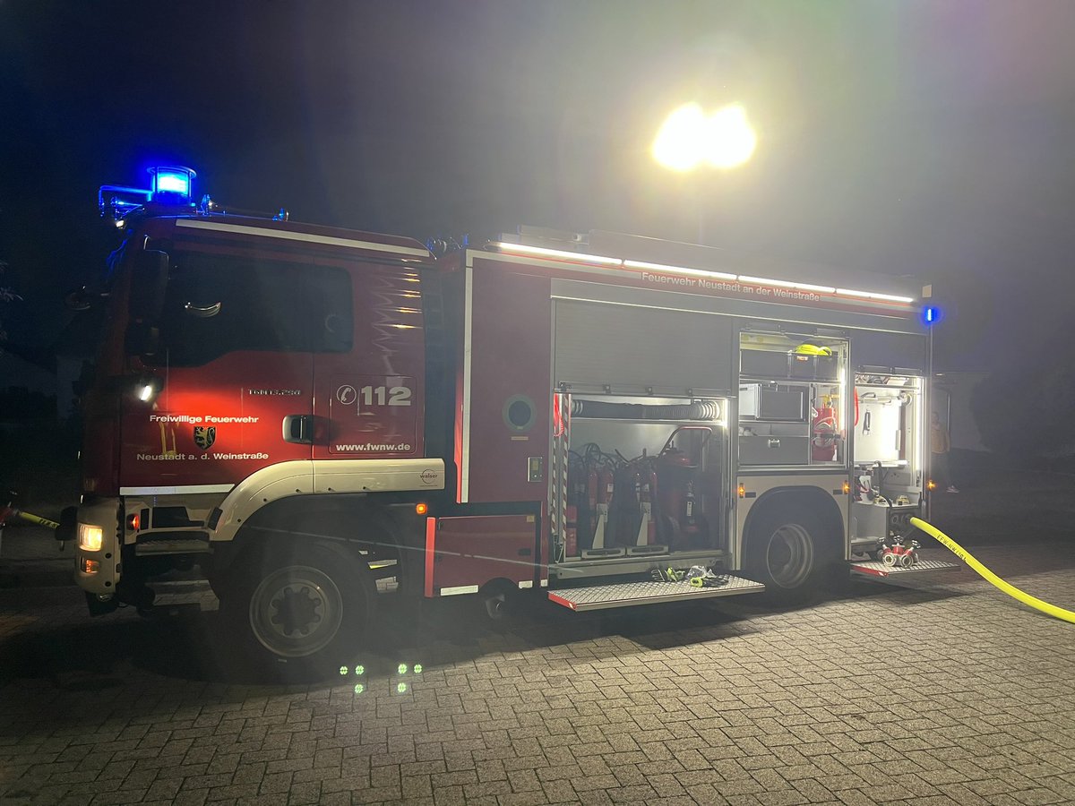 FeuerwehrNW's tweet photo. Aktuell bekämpft die Feuerwehr Neustadt einen Brand eines Nebengebäudes im Kirschgarten im Ortsteil Hambach. Die Straße ist zwischen der Winzerstraße und der Andergasse gesperrt. Wir berichten nach…. https://t.co/AvTozH66P1