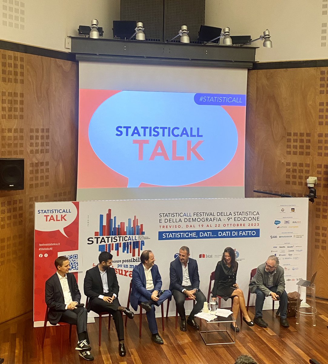 istat_it's tweet photo. 📊#StatisticAll 
🗓️#20ottobre #Treviso 
Ora a Palazzo Bomben il talk 
📷 “Intelligenza artificiale e piattaforme: tra dati, privacy e algoritmi”, con @Daniele_AI, @UniTrieste, @guidoscorza, @GPDP_IT, #DarioEvola, @Sferanet2, #SergioPontello, @DeloitteItalia, @fabiociraci, #UniversitàdelSalento, @stefanoepifani, @DigiTInst 

Modera #CeciliaColasanti di #Istat 

👇
https://t.co/gogHBhLMoN

https://t.co/DblH2T2uLB #StatisticAllTalk