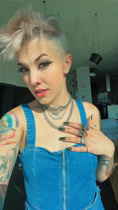 oh hey, I&rsquo;m back in Vegas and my hair is white https://t.co/eO2An6HFeF