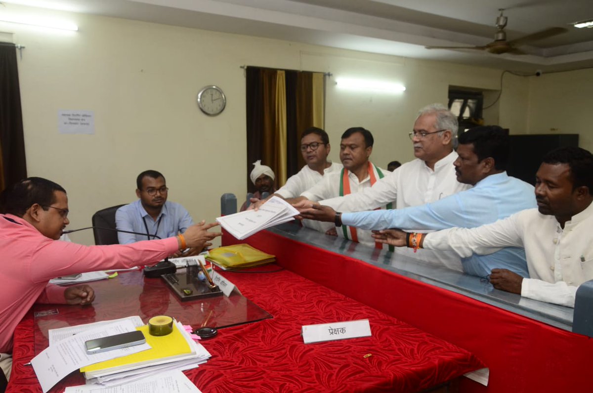 DeepakBaijINC's tweet photo. माता दंतेश्वरी की आशीर्वाद से आज चित्रकोट विधानसभा के लिए माननीय मुख्यमंत्री श्री भूपेश बघेल जी, प्रभारी सप्तगिरि उल्का जी, राजमन बेंजाम जी सहित वरिष्ठ जनों की उपस्थिति में नामांकन पत्र दाखिल किया। चित्रकोट क्���ेत्र की देवतुल्य जनता का स्नेह एवं समर्थन मुझे लगातार मिल रहा है और मुझे पूरा विश्वास है कि आगे भी आप अपना बहुमूल्य समर्थन देकर मेरा हौसला अवश्य बढ़ाएंगे।