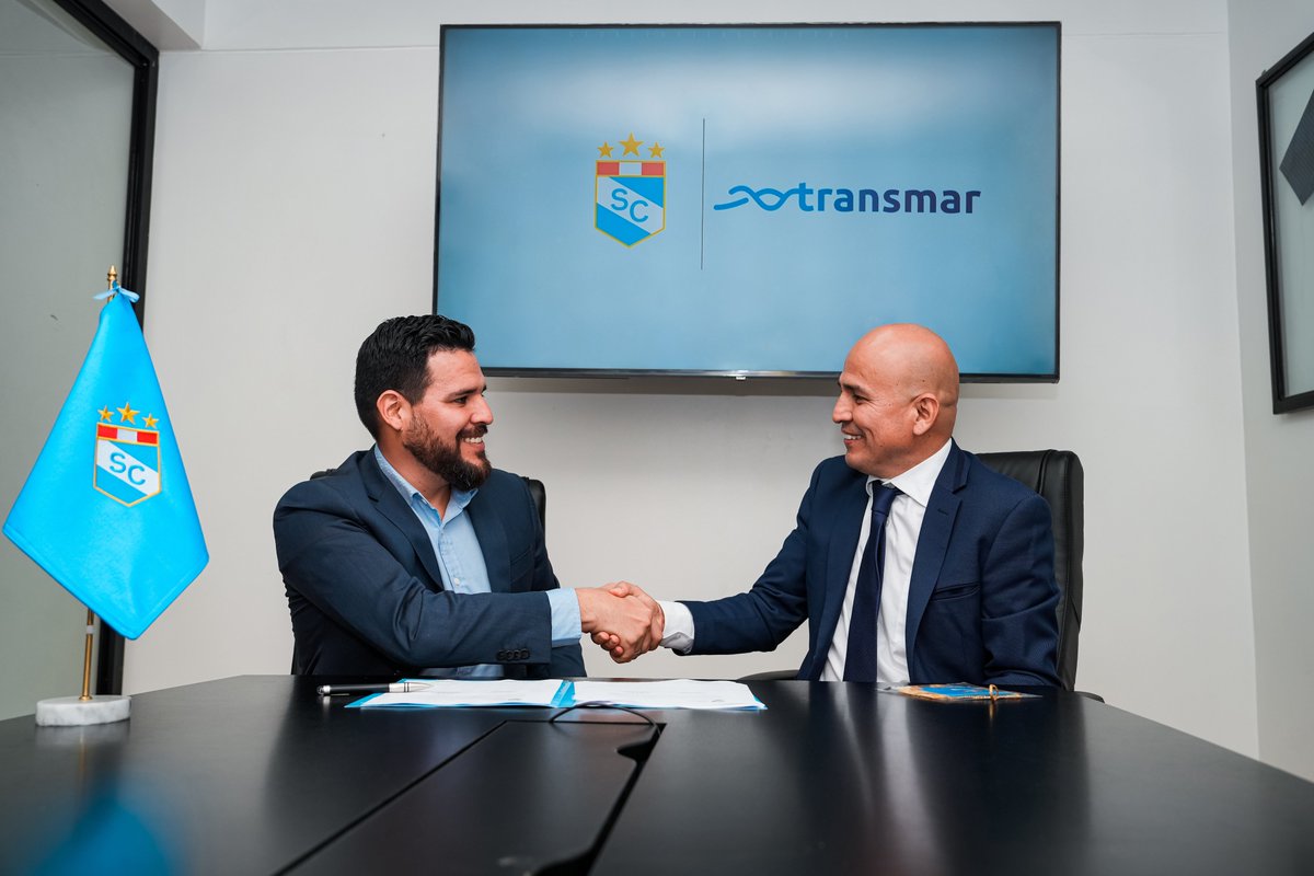ClubSCristal's tweet photo. Así fue la firma de contrato con Transmar.
#Transmar
#FuerzaCristal https://t.co/rPPBEhC0ek