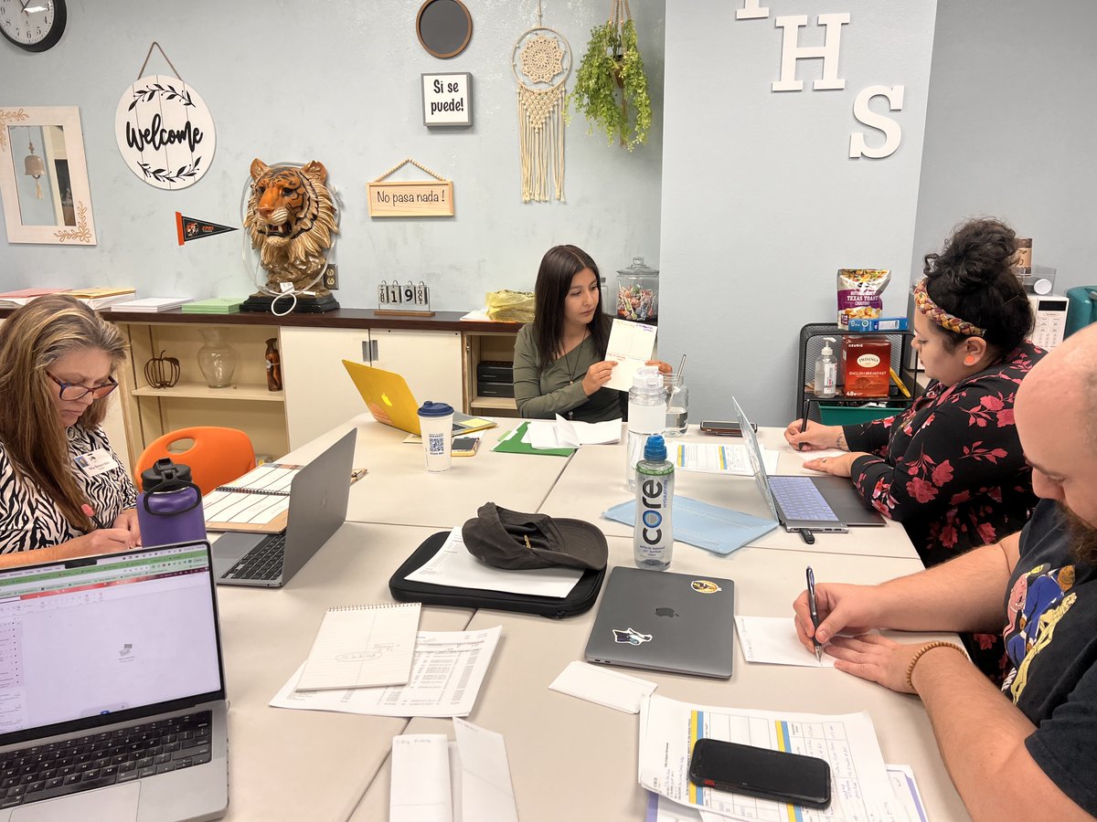 🐯✨ Watch out world, the Tigers of El Paso High are taking their lessons to the next level! 📚✂️ With their innovative foldables, they're mastering the art of internalization! 🎓🔍 <a href="/EPISDAcademics/">EPISD Academics</a> <a href="/EPISDWeallcount/">EPISD Special Education & Special Services</a> <a href="/elpasohs/">El Paso High School</a>  #EPHS #GoTigers #FoldAndLearnMagic 🚀📖