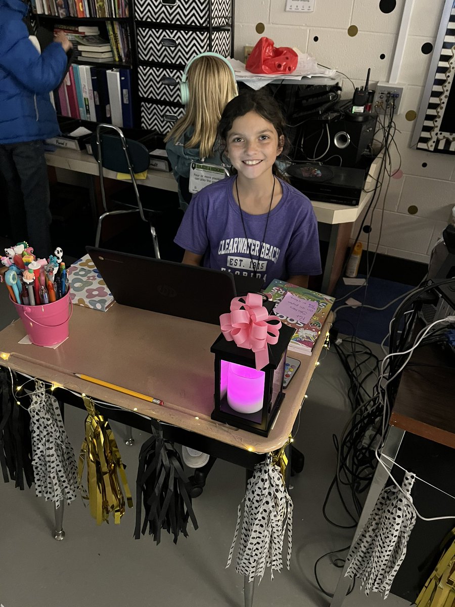 MBookworms's tweet photo. Peer editing, ELA review stations to prepare for our @Amplify test on Monday, and our first Dojo Teacher Assistant of the day. Fun Friday in 5th grade! #BeRoyal https://t.co/iwQacZCcBR