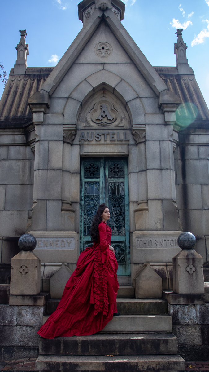 CaseyReneeCos's tweet photo. Mina Harkers Red Dress from Bram Stoker's Dracula for Halloween this year! https://t.co/EPFkdlbQ3W https://t.co/Auk1okX31M